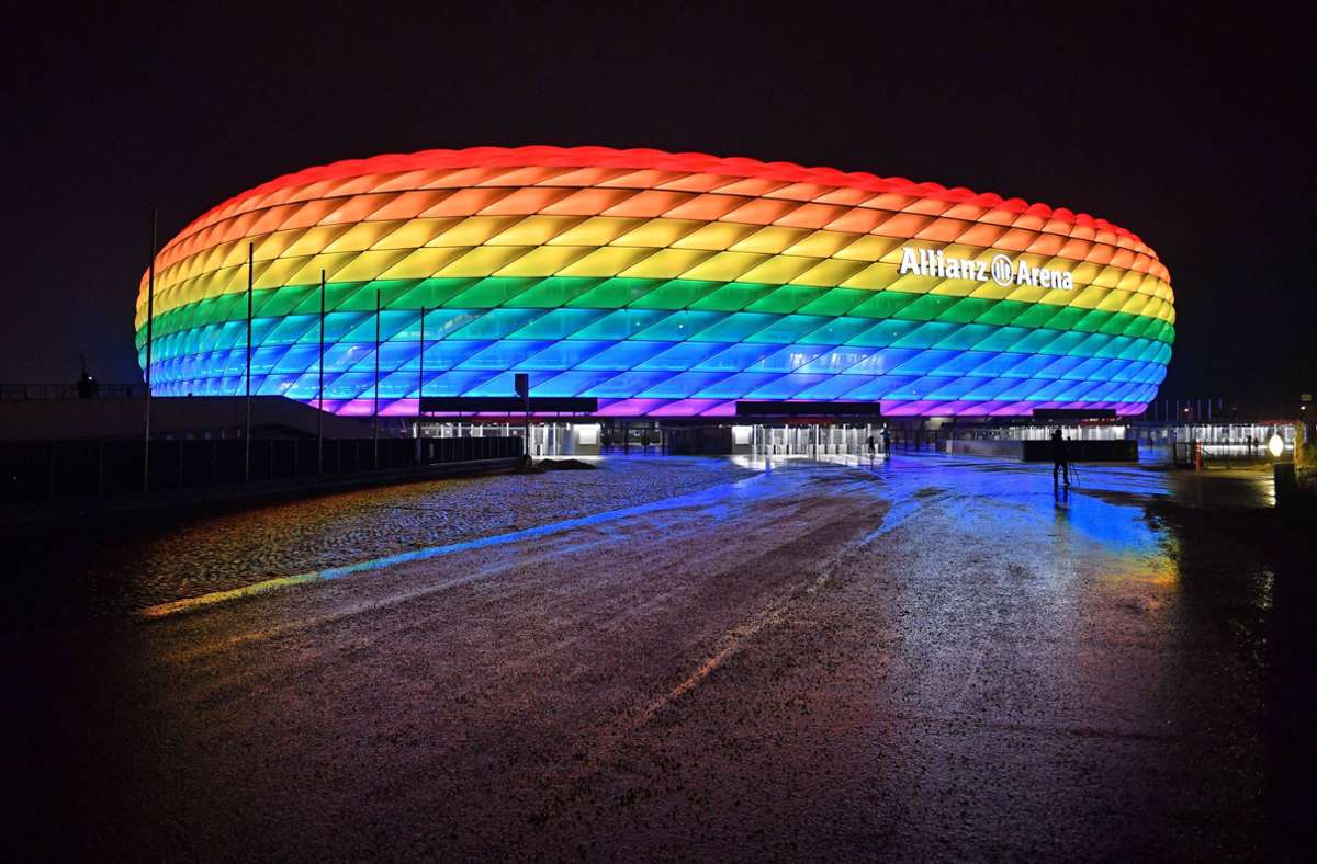 Christopher Street Day: FC Bayern lässt die Arena in Regenbogenfarben leuchten