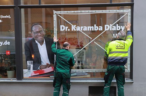 Anfang des vergangenen Jahres wurde auf das Büro des Bundestagsabgeordneten Karamba Diaby geschossen –  er ist der einzige Schwarze im deutschen Bundestag. Foto: imago/Steffen Schellhorn
