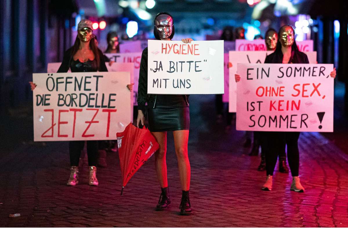 Demo auf St. Pauli: Sexarbeiterinnen fordern  Wiederzulassung der Prostitution