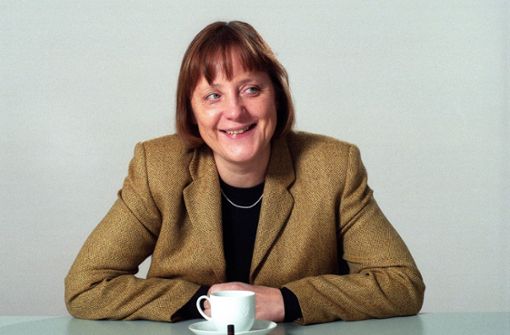 Nicht ohne meinen Blazer: Angela Merkel im Jahr 2000 als frisch ernannte CDU-Vorsitzende bei einer Tasse Kaffee. Foto: imago stock&people/imago stock&people