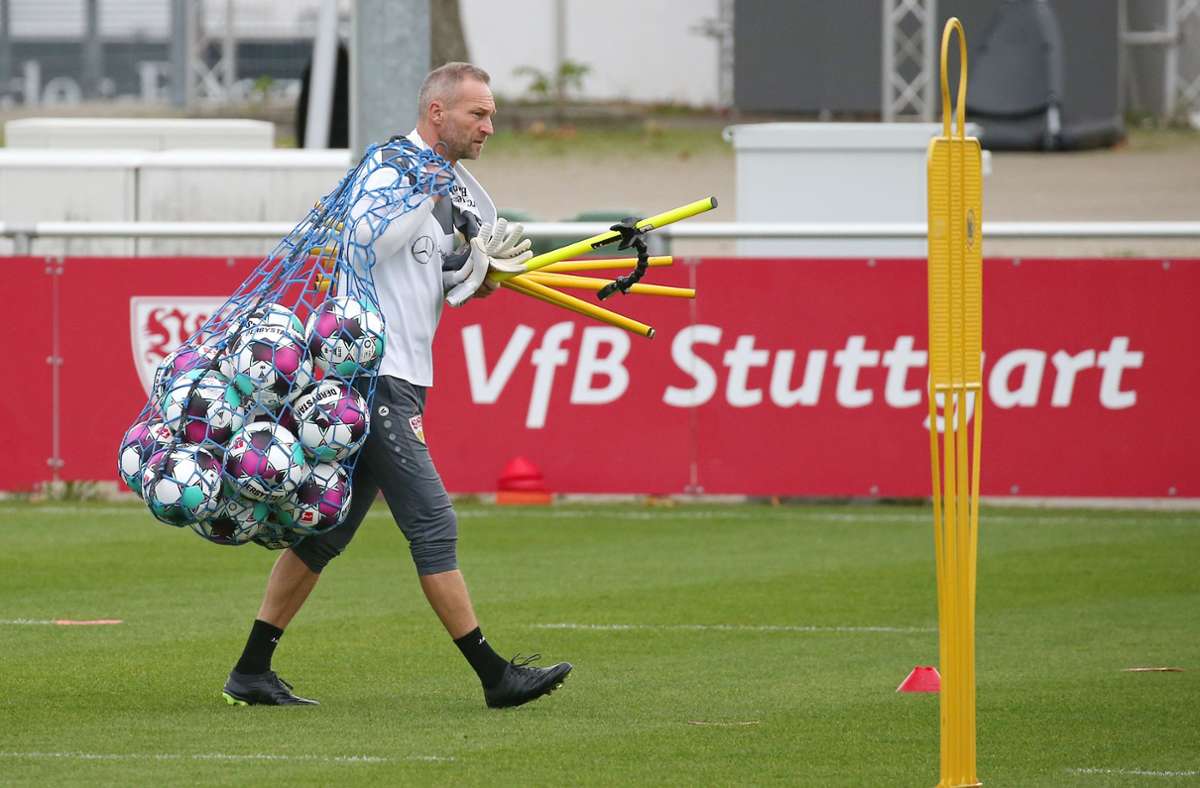 Während Torwart-Trainer Uwe Gospodarek die Spieler mit Bällen versorgt, ...