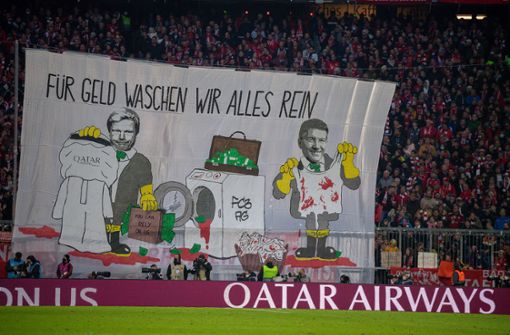 Einige Fans des FC Bayern haben eine klare Meinung zum Katar-Sponsoring und kritisieren die Vereinsführung. Foto: imago/Eibner