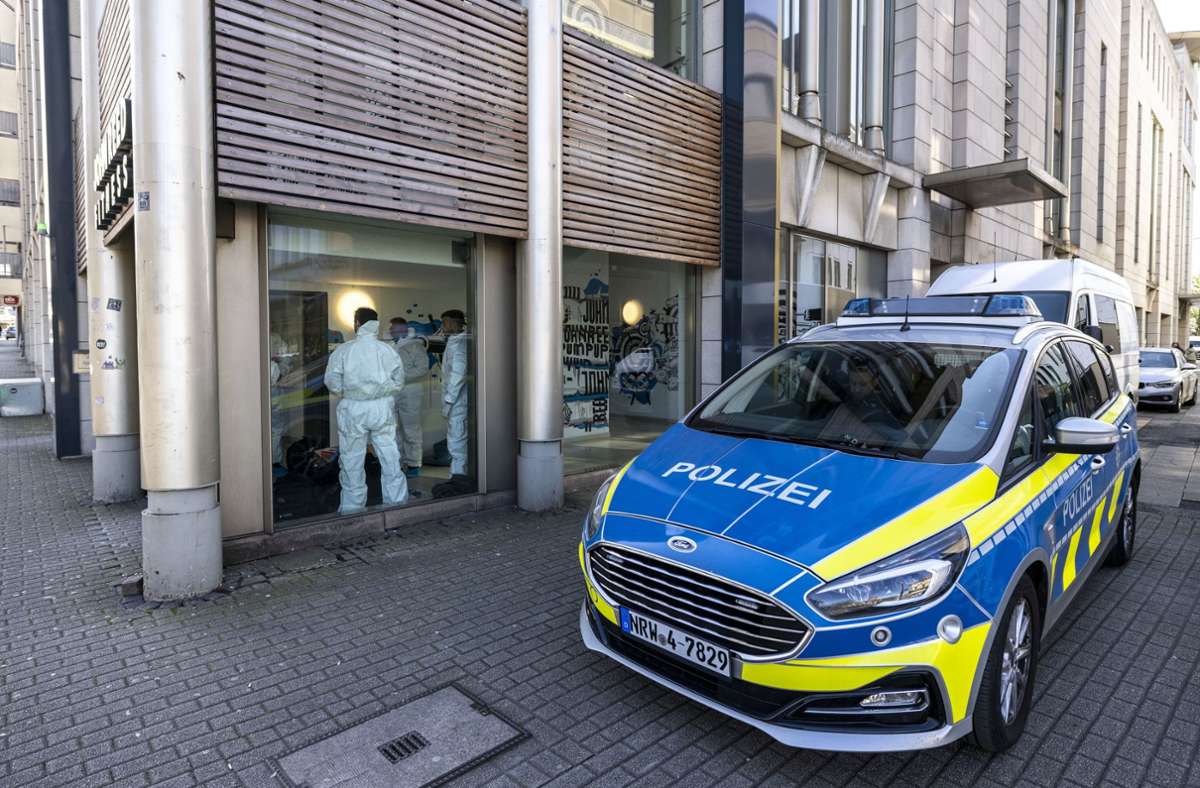 Attacke in Fitnessstudio in Duisburg: Polizei sucht öffentlich mit Foto nach Tatverdächtigen