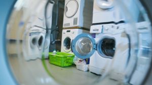 Frau will ihre Kleidung waschen – und zieht sich in Waschsalon aus