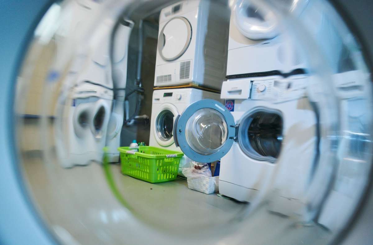 Augsburg: Frau will ihre Kleidung waschen – und zieht sich in Waschsalon aus