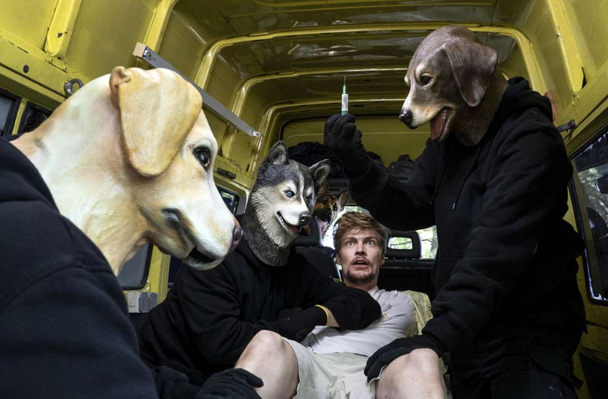 Pfui, aus, böse Hunde: die Kidnapperinnen tragen Masken.