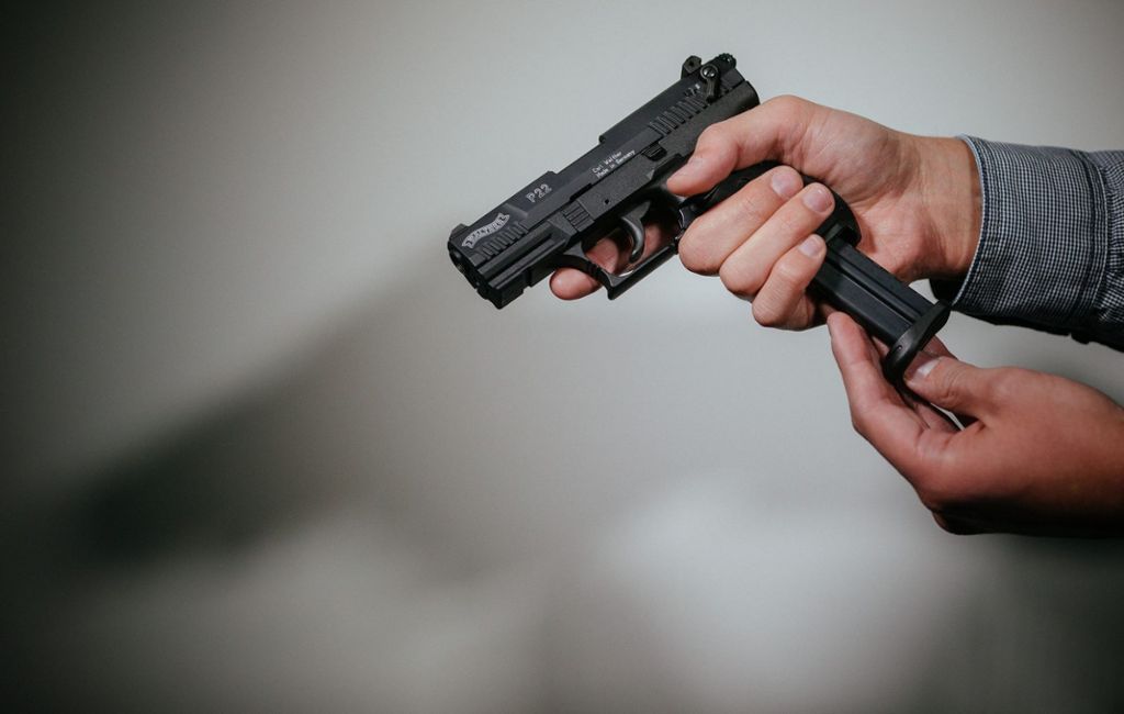 47-Jähriger greift bei Polizeikontrolle zur Pistole