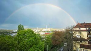 Regenbogen zeigt sich über Stuttgart in voller Pracht