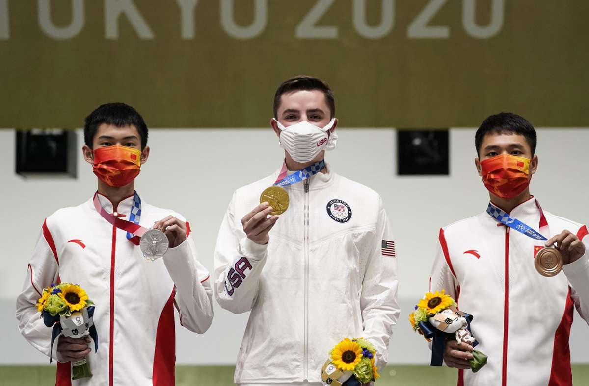 Für Fotos dürfen die Athleten ihre Maske bei den Olympischen Spielen kurz ablegen. Foto: dpa/Alex Brandon