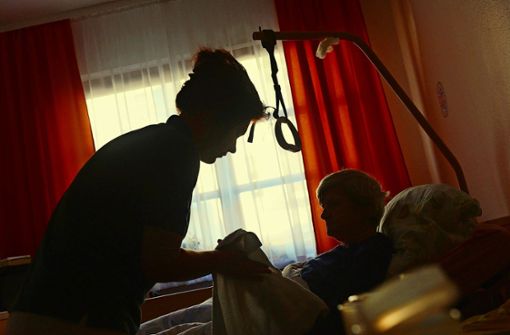 Ein Besuch im Alters- oder Pflegeheim war zu bestimmten Zeiten wegen der Corona-Einschränkungen  nicht möglich. Foto: dpa/Jens Kalaene