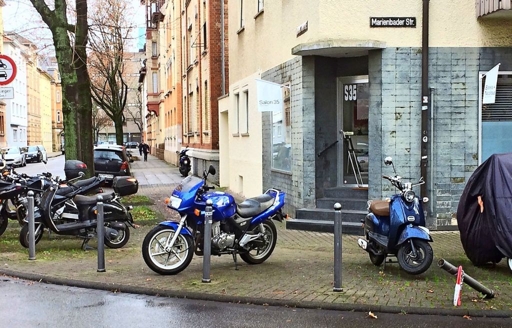 Beschwerden über Motorräder, Roller und E-Scooter: Ärger über zugeparkte Gehwege