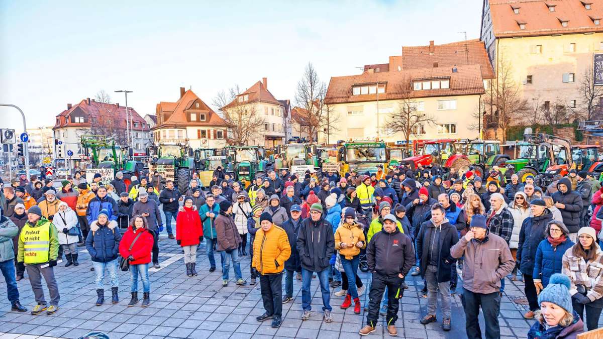 Bauernprotest auf dem Böblinger Elbenplatz: Mit Plakaten und Traktoren: Landwirte demonstrieren in Böblingen