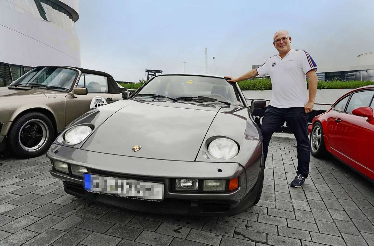 Stolz präsentiert ein Besitzer seinen Porsche auf dem Old- und Youngtimertreff am Mercedes-Benz-Museum.
