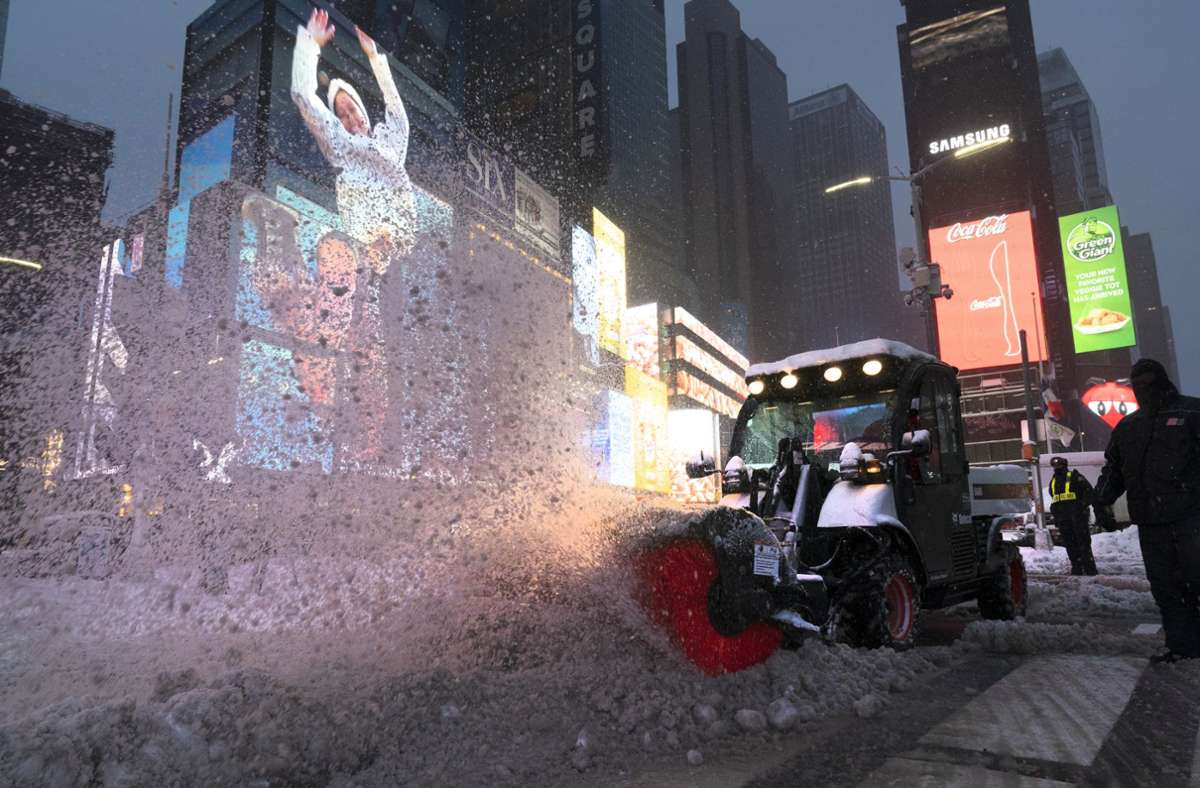 Wintereinbruch in New York: Schneepflug begräbt Auto – Fahrer nach zehn Stunden gerettet