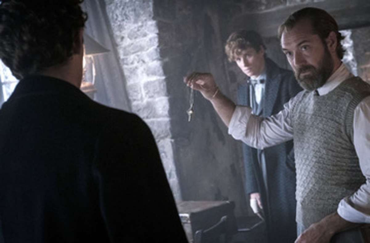 Szene aus dem Film „Phantastische Tierwesen 3 – Dumbledores Geheimnisse“mit Jude Law (rechts in der Rolle des Albus Dumbledore)