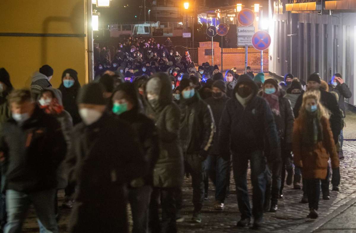 Coronapandemie in Deutschland: Schärfere Regeln in weiteren Bundesländern –  vielerorts Proteste