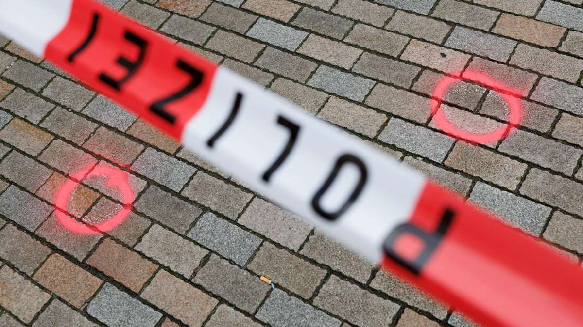 Markierungen der Kriminaltechnik am abgesperrten Tatort.