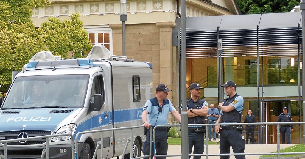 BAD CANNSTATT: Beim Wahlkampfauftakt der Landes-AfD blieb es ruhig: 200 Polizisten riegeln Kursaal ab