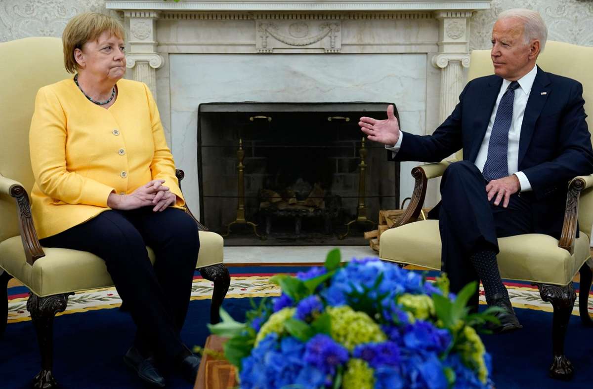 Bundeskanzlerin Angela Merkel (CDU, l), trifft sich zu einem Gespräch mit US-Präsident Joe Biden im Oval Office des Weißen Hauses.