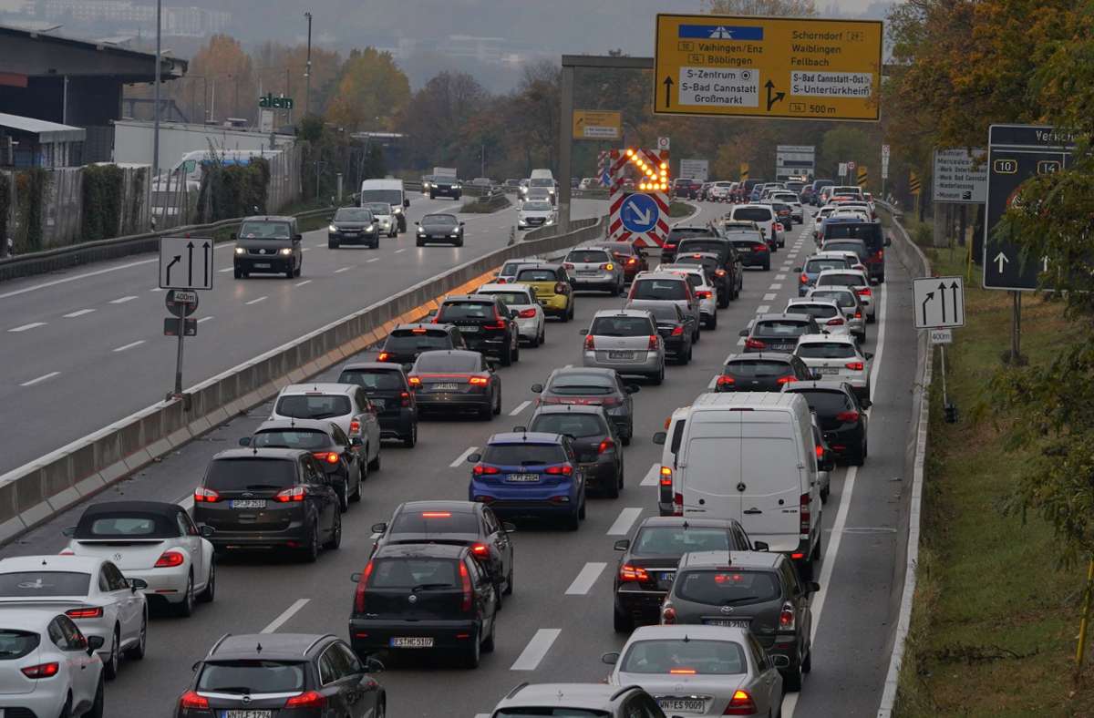 B10 in Stuttgart: Asphaltarbeiten behindern den Verkehr massiv
