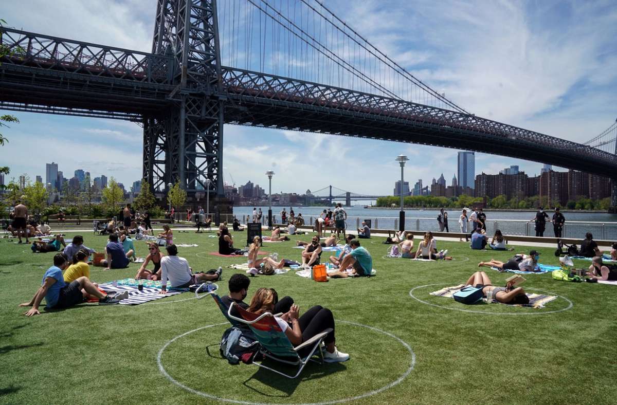 Coronagerecht: Menschen entspannen sich im Domino-Park in Brooklyn. Foto: dpa/Bryan Smith