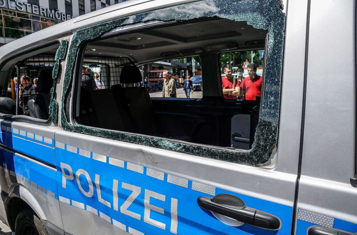 Ein demoliertes Polizeiauto – der Ärger der Beamten ist vielleicht verständlich, die Täter pauschal als „Kanaken“ zu bezeichnen, könnte für einen Polizisten jetzt aber Konsequenzen haben.