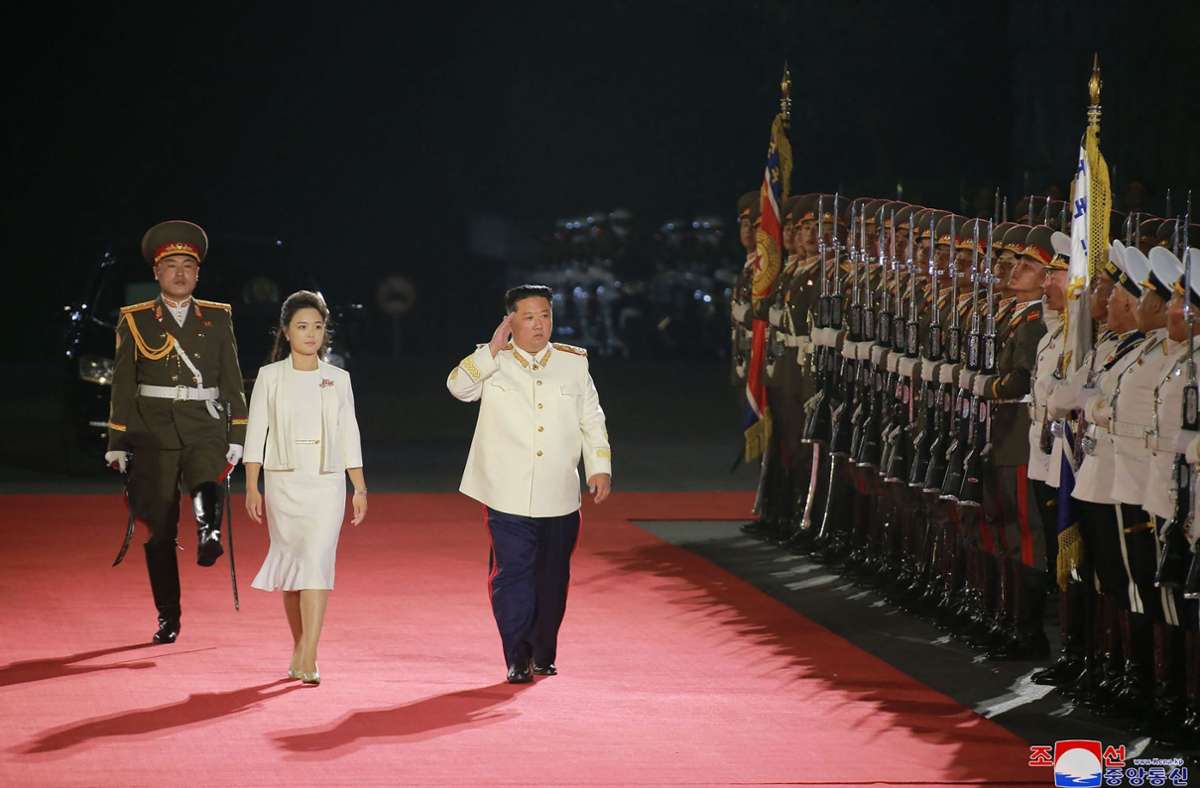 Nordkoreas Machthaber Kim Jong Un mit seiner Frau Ri Sol-ju