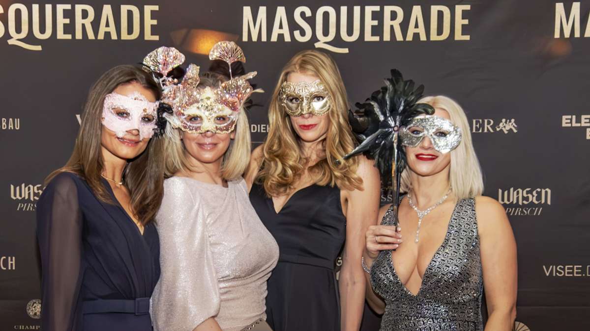 Spaß an Masken und Abendroben: Besucherinnen der Masquerade  in der Nacht auf Sonntag auf Schloss Solitude