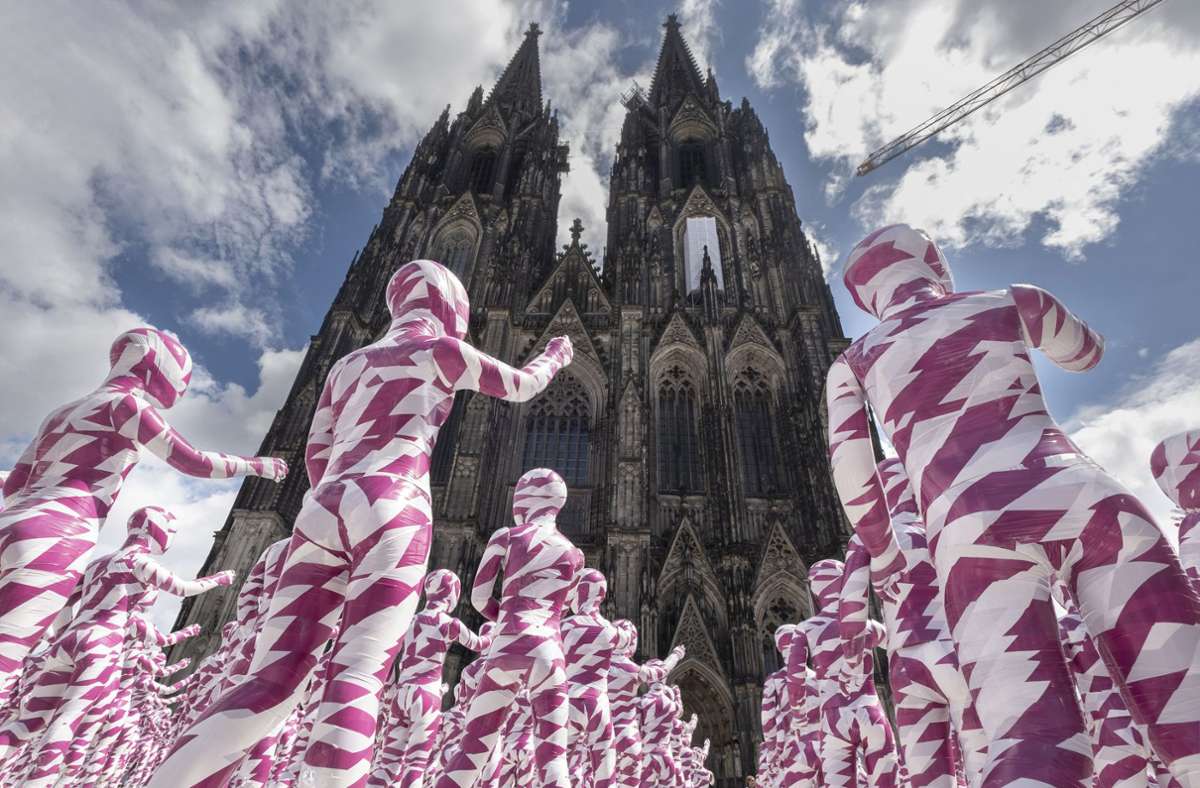 Missbrauch in der Kirche: Hunderte Kinderpuppen zeigen auf den  Kölner Dom