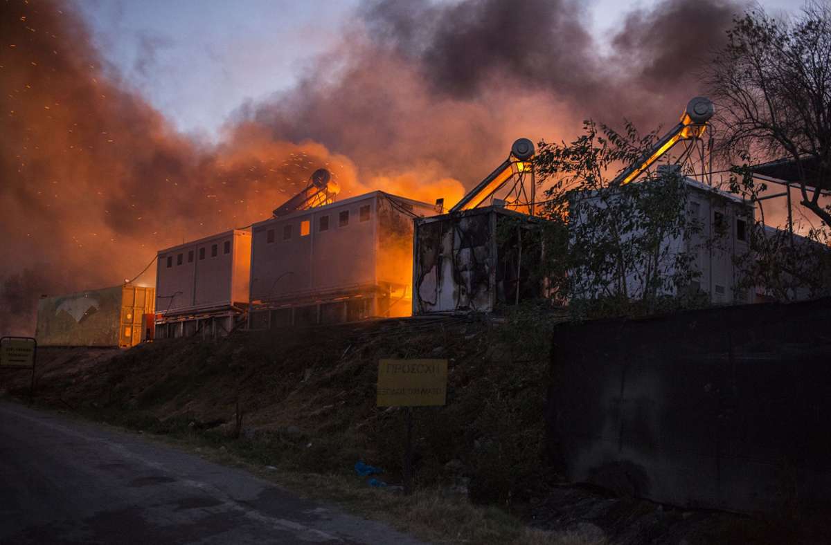 Neu ausgebrochene Feuer brennen im Flüchtlingslager Moria, nachdem zuvor bereits mehrere Brände das Lager nahezu vollständig zerstört hatten