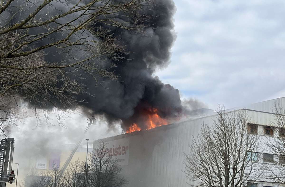 Feuerwehreinsatz in Bietigheim-Bissingen: Großbrand im Möbelhaus Hofmeister – Stadt warnt Anwohner