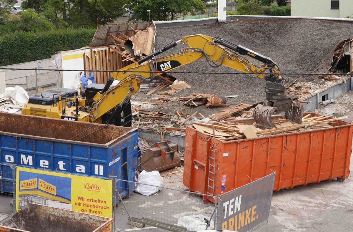 Schluss mit Supermarkt: Ein Bagger hat das Netto-Gebäude in Stuttgart-Untertürkheim abgerissen.
