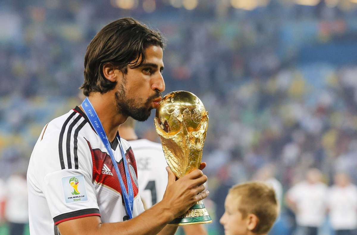 Im Sommer 2014 folgte ein weiterer Höhepunkt mit dem Gewinn des Weltmeistertitels in Brasilien. Wobei der damals 27-Jährige den 1:0-Sieg im Endspiel gegen Argentinien von der Bank miterlebte, hatte er sich doch beim Aufwärmen verletzt. 77 Länderspiele bestritt Khedira für Deutschland, sieben Tore erzielte er.