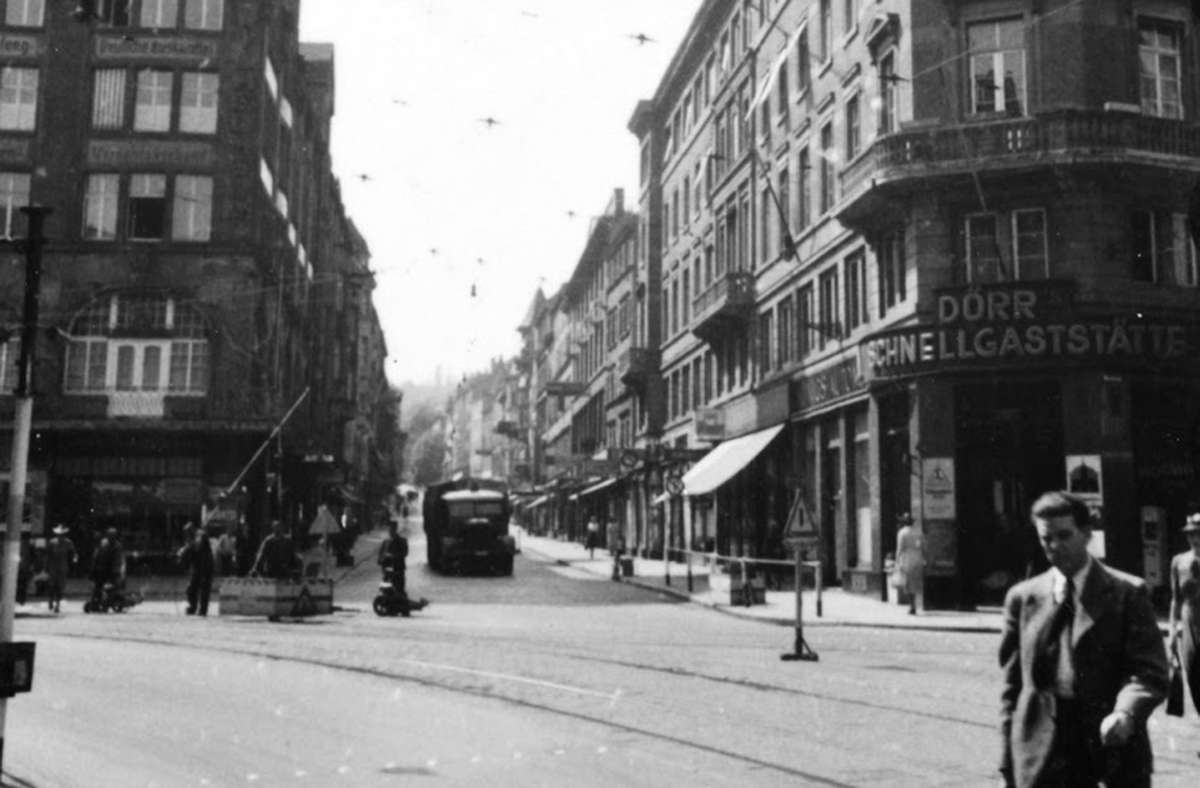1920 eröffnete Wilhelm Dörr seine erste Schnellgaststätte beim Wilhelmsbau, hier rechts im Bild mit Blick in die Marienstraße. Weitere Bilder aus der Stuttgarter Gastronomie 1942 zeigt die Fotostrecke.
