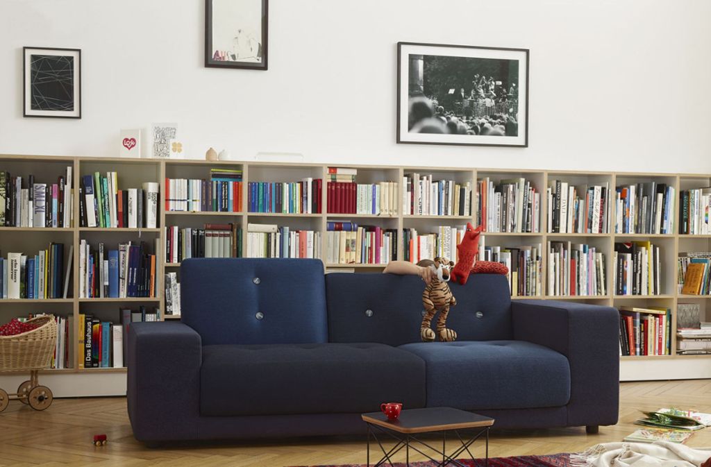 Das Sofa „Polder“ von Vitra gibt es auch in Nachtblau. Falls man einen passenden Hocker aus der Serie hinzuwählt, wird  eine L-förmige Garnitur daraus.