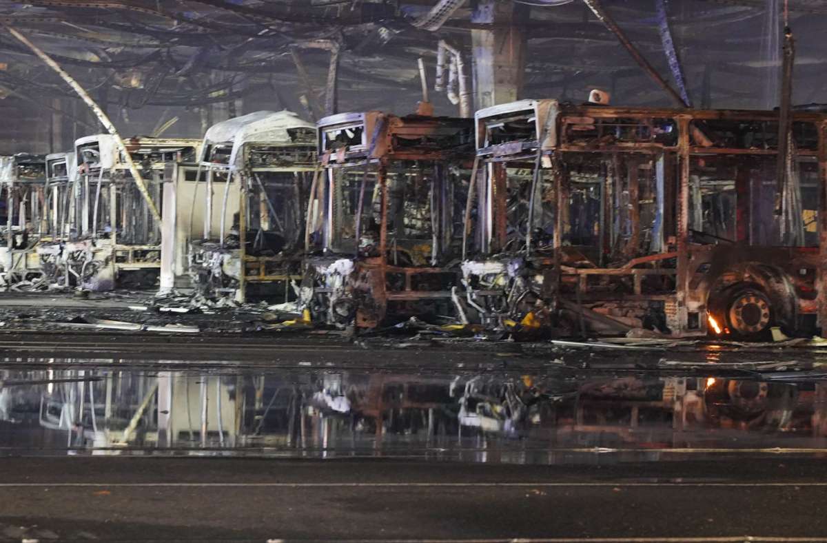 Großbrand im SSB-Depot in Stuttgart: Flammenmeer zerstört über 20 Busse – Polizei sucht Zeugen