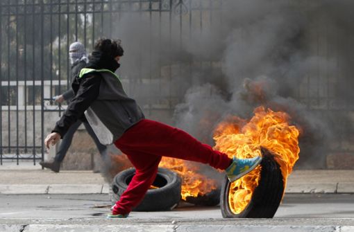Palästinenser setzen im Konflikt mit israelischen Sicherheitskräften  in Bethlehem Autoreifen in Brand. Foto: AFP/Musa al Shaer