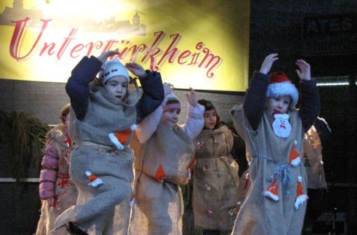 Ein wichtiger Bestandteil des Untertürkheimer Weihnachtsmarkts ist das Kulturprogramm . Wird der Nachwuchs nun auf der Rathaustreppe tanzen? Foto: Martina Fürstenberger