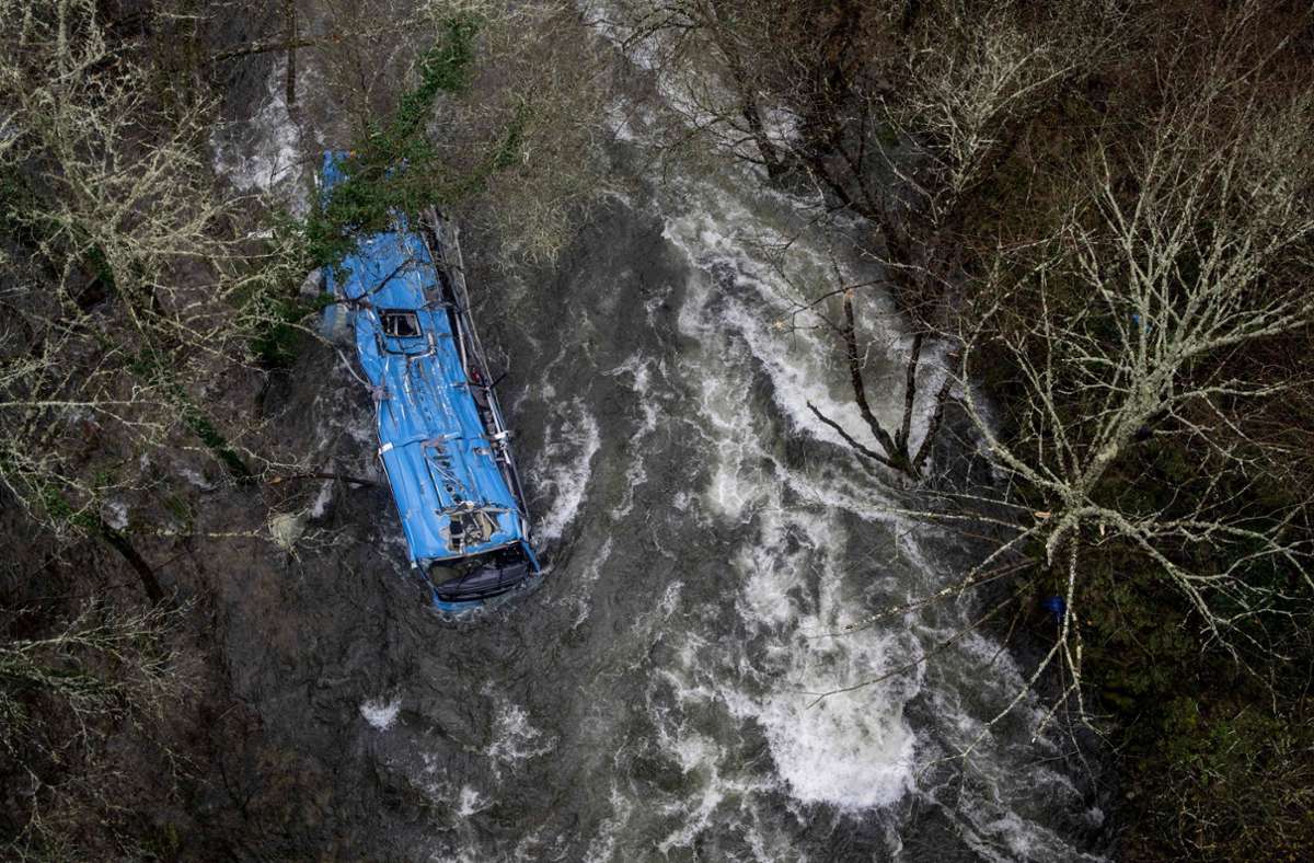 Sieben Tote in Spanien: Bus stürzt an Heiligabend von Brücke in Fluss