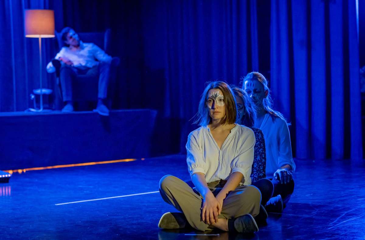 Im blauen Licht: „Drei Schwestern“ vom Münchner Theaterkollektiv Die Wolken