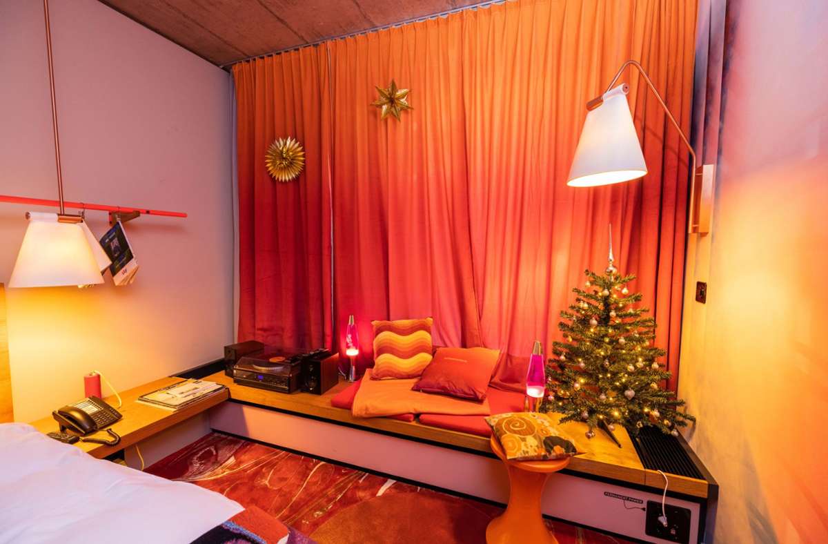 Im 25Hours Hotel an der Langstrasse präsentiert das Zürcher Label Schoenstaub ein Weihnachtszimmer im 70er-Jahre Look. Ein Zimmer für zeitreisende Designliebhaber.