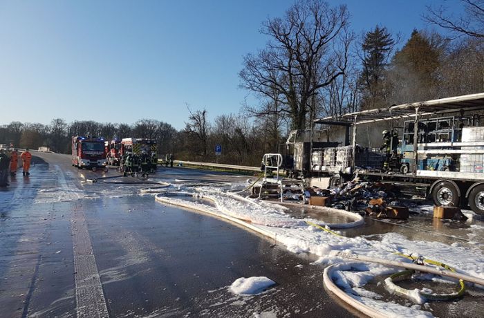 Nach Lkw-Brand auf A8 bei Pforzheim: Autobahn in Richtung Stuttgart bis nachmittags voll gesperrt