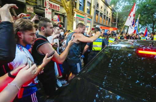 Seine Fans feiern  Novak Djokovic, als er am Hotel abgeholt wird. Foto: dpa/Mark Baker