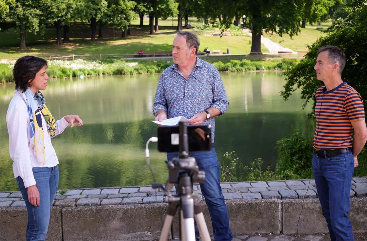 Videointerview  an der Hauptradroute I  im Schlossgarten: Radlerin Anna-Lena Lux mit  Fußgänger Peter Erben (re.) und  Redakteur Tom Hörner