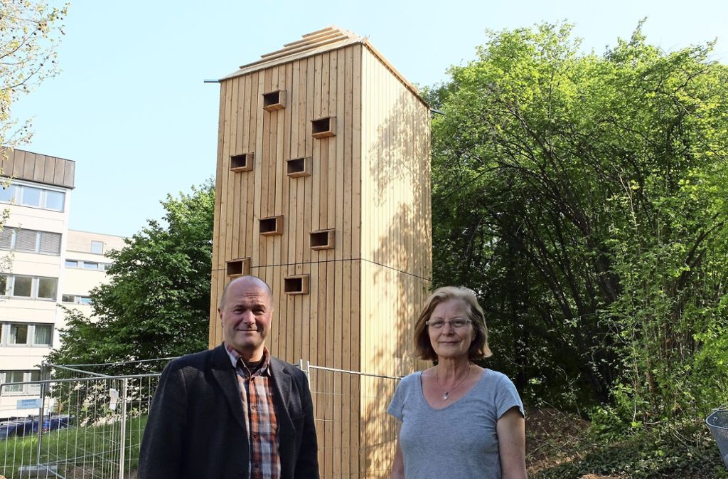 Der Taubenturm am Seilerwasen: Architekt Winfried Wiedersich und Vita Vogl, die die Tiere   versorgen wird.