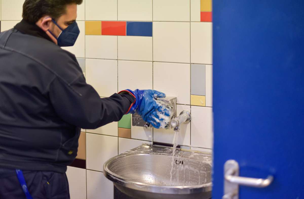 Stuttgarter Sanitärreiniger: Herr Sirena hält  die Toiletten der Stadt sauber –  seit 25 Jahren