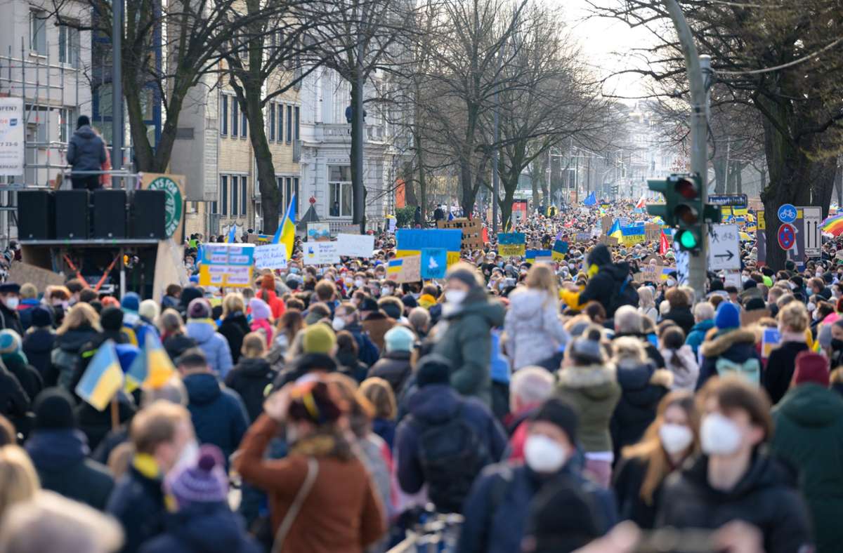 In Hamburg demonstrierten ebenfalls Zehntausende Menschen für Solidarität mit der Ukraine.