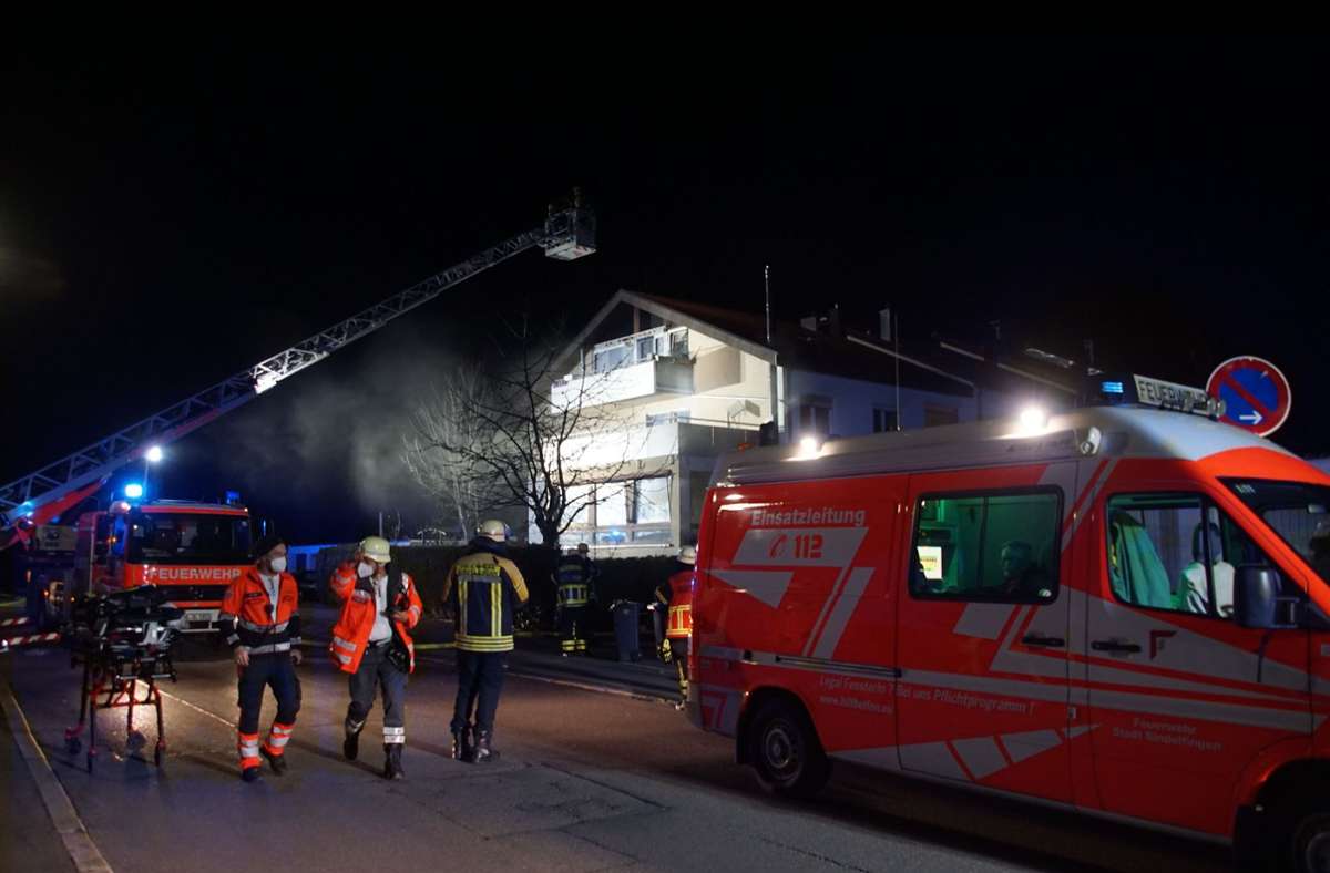 Wohnung nicht mehr bewohnbar: Feuerwehr löscht Brand in Sindelfingen