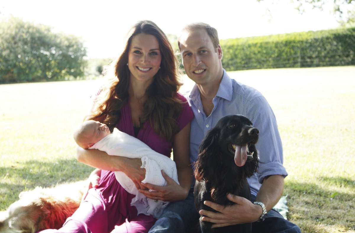 Der schwarze Cockerspaniel Lupo begleitete die Familie seit vielen Jahren. Dieses Foto entstand kurz nach der Geburt von Prinz George im August 2013.
