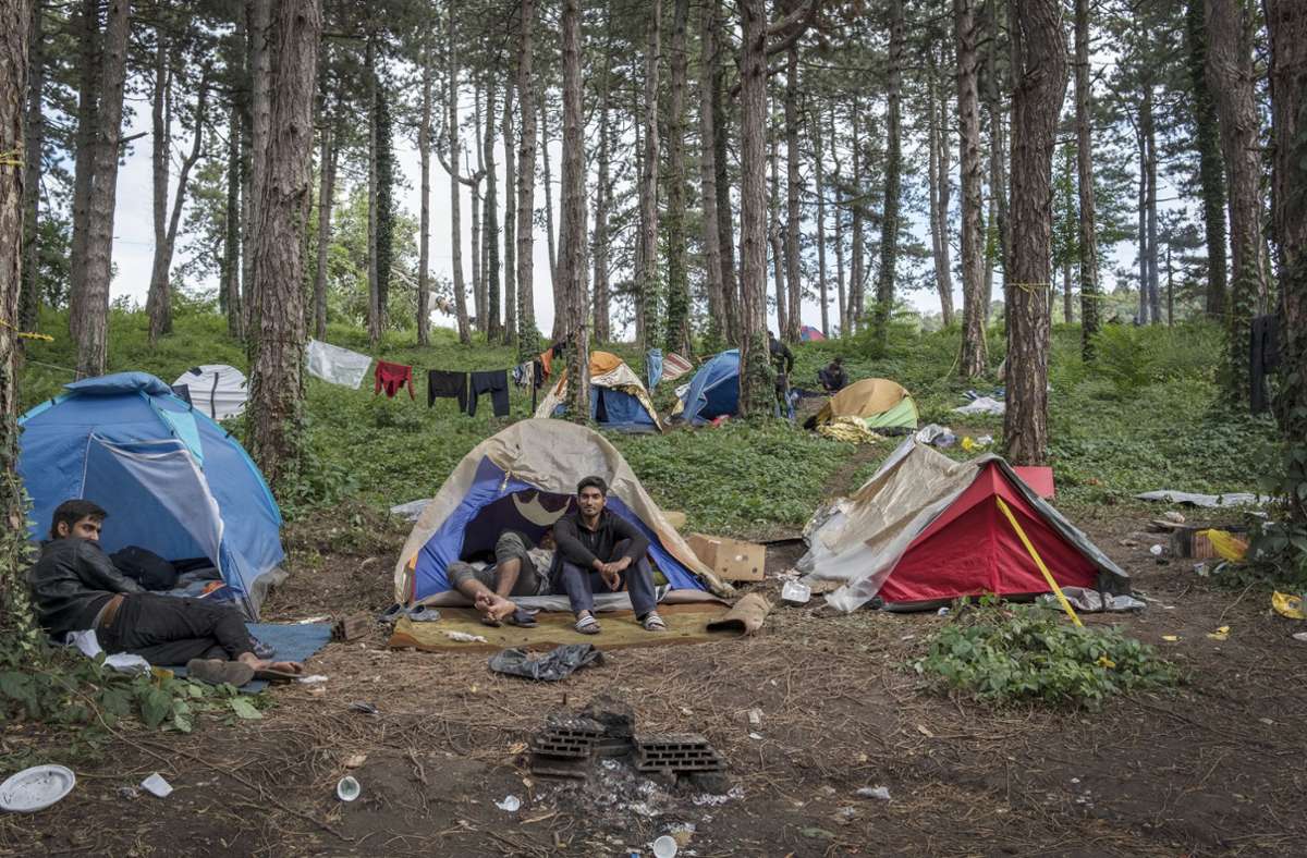 Obdachlos bei winterlichen Verhältnissen: Bosnische Behörden bringen hunderte Migranten in Quartiere